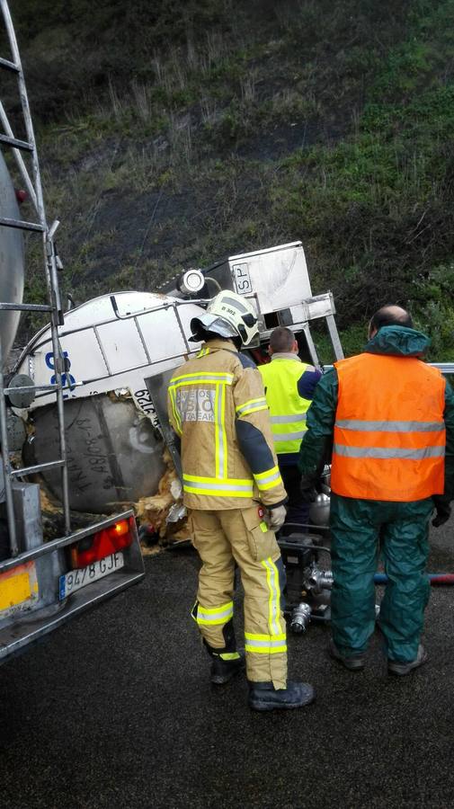 Monumental atasco en la A-8: Un camión cisterna vuelca a la altura de La Peña