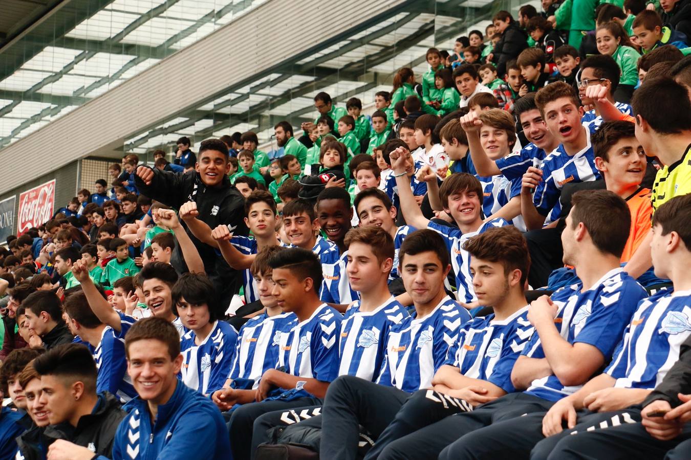 Los niños se preparan para la foto con los jugadores del Alavés