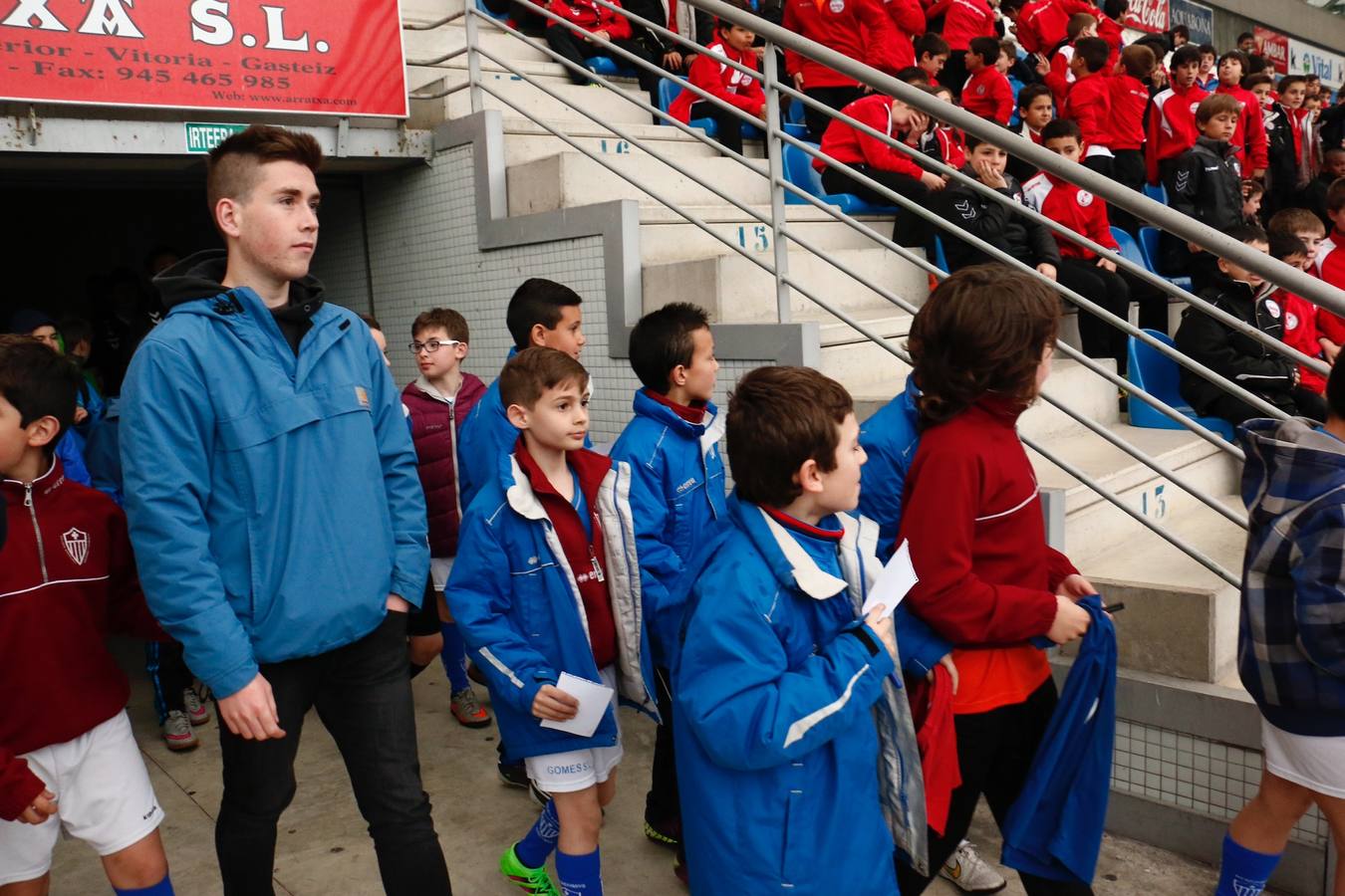 Los niños se preparan para la foto con los jugadores del Alavés