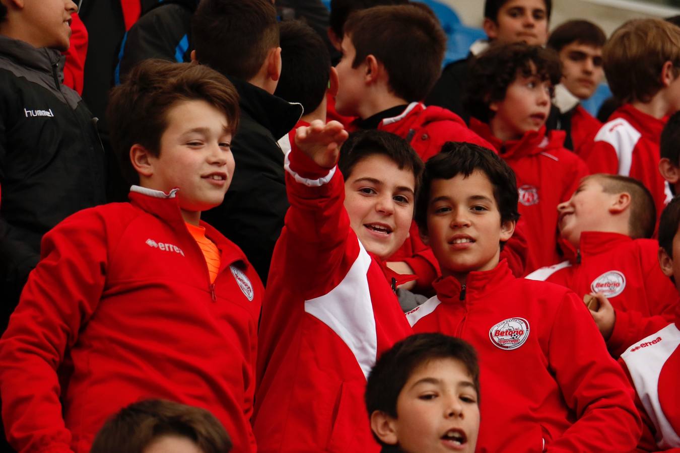 Los niños se preparan para la foto con los jugadores del Alavés