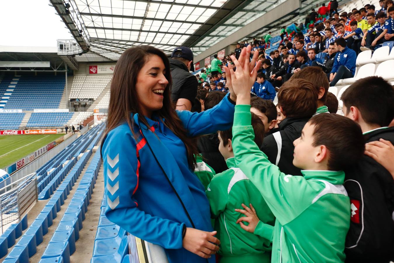 Los niños se preparan para la foto con los jugadores del Alavés