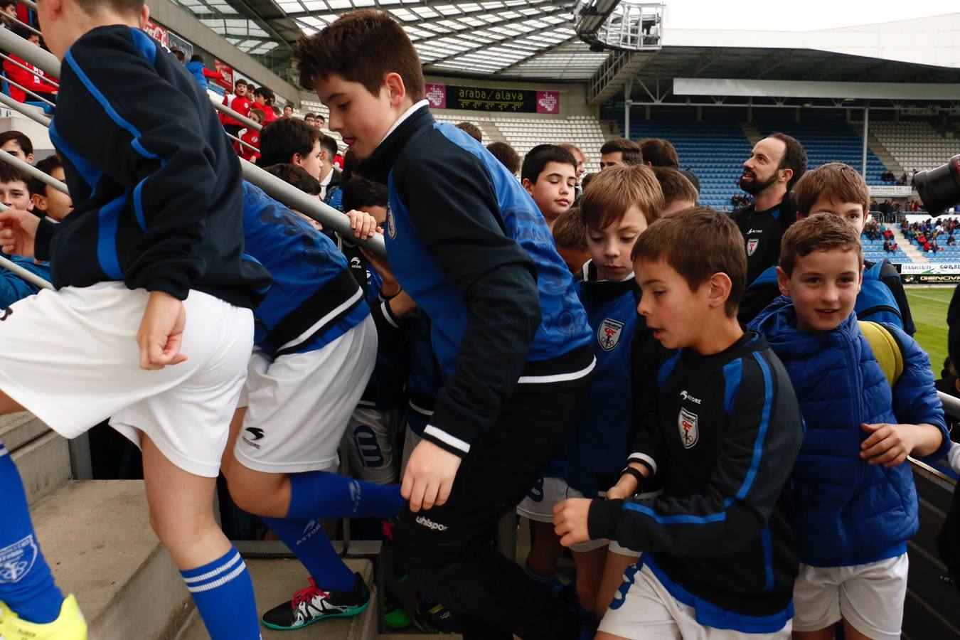 Los niños se preparan para la foto con los jugadores del Alavés