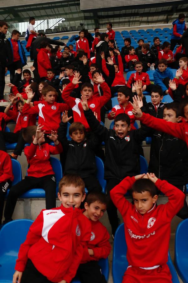 Los niños se preparan para la foto con los jugadores del Alavés