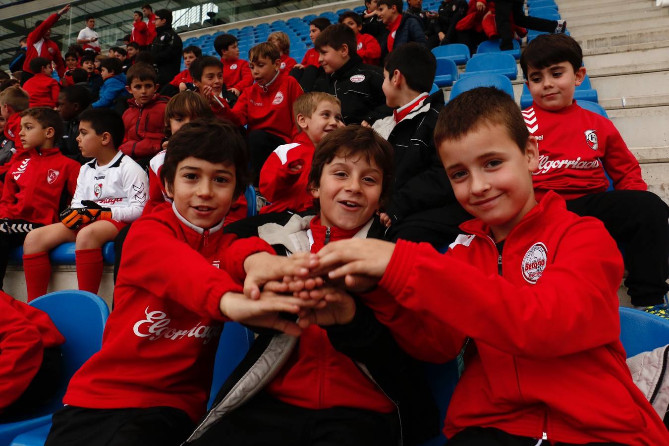 Los niños se preparan para la foto con los jugadores del Alavés