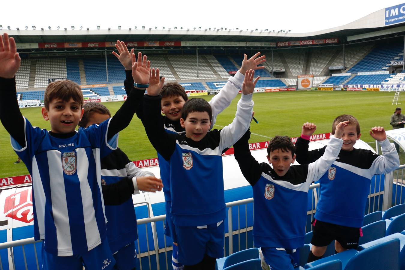 Los niños se preparan para la foto con los jugadores del Alavés