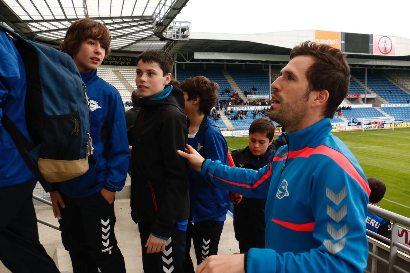 Los niños se preparan para la foto con los jugadores del Alavés