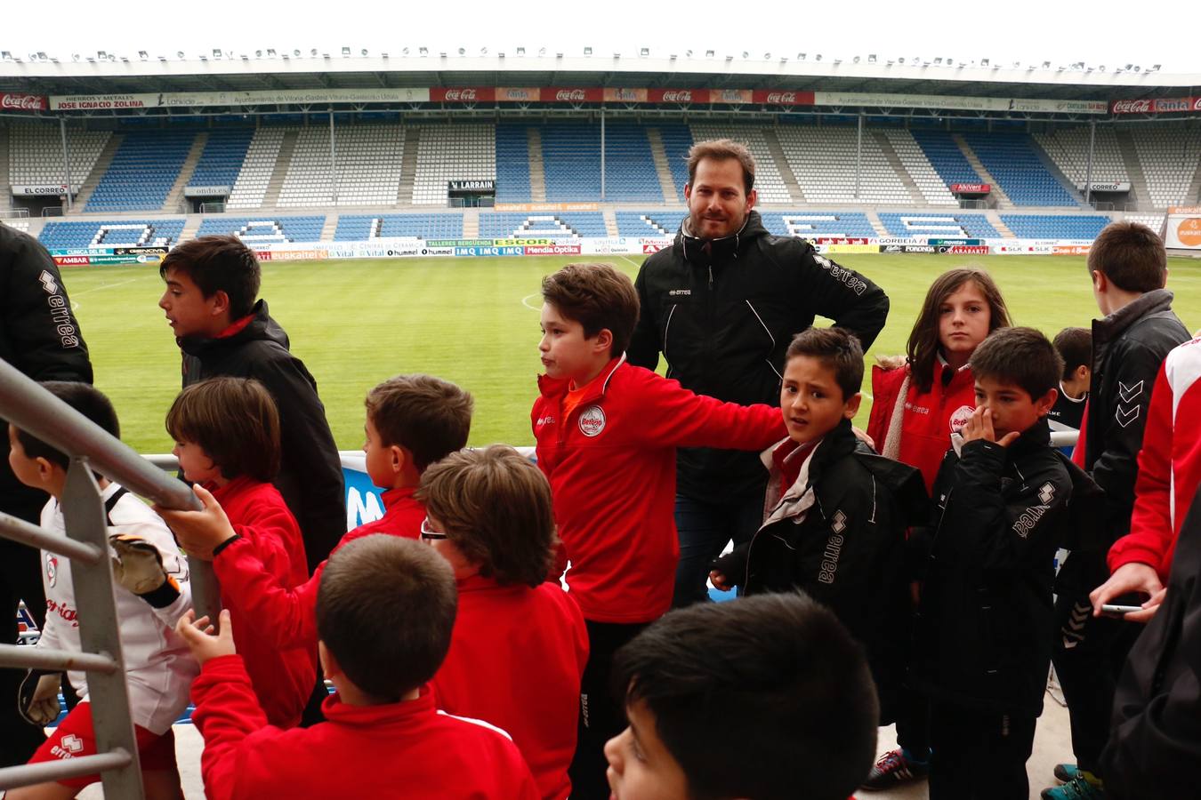 Los niños se preparan para la foto con los jugadores del Alavés