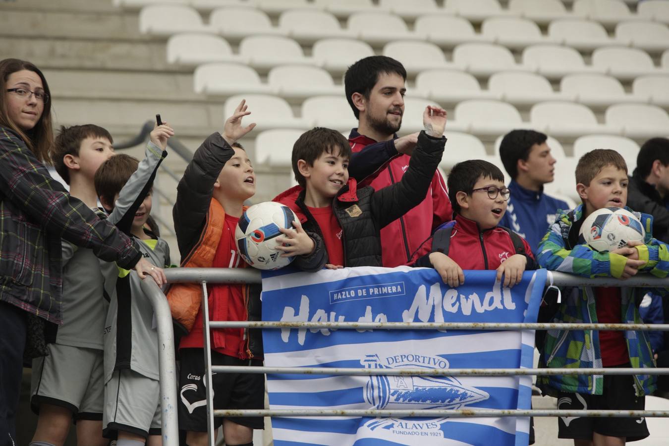 Los niños se preparan para la foto con los jugadores del Alavés