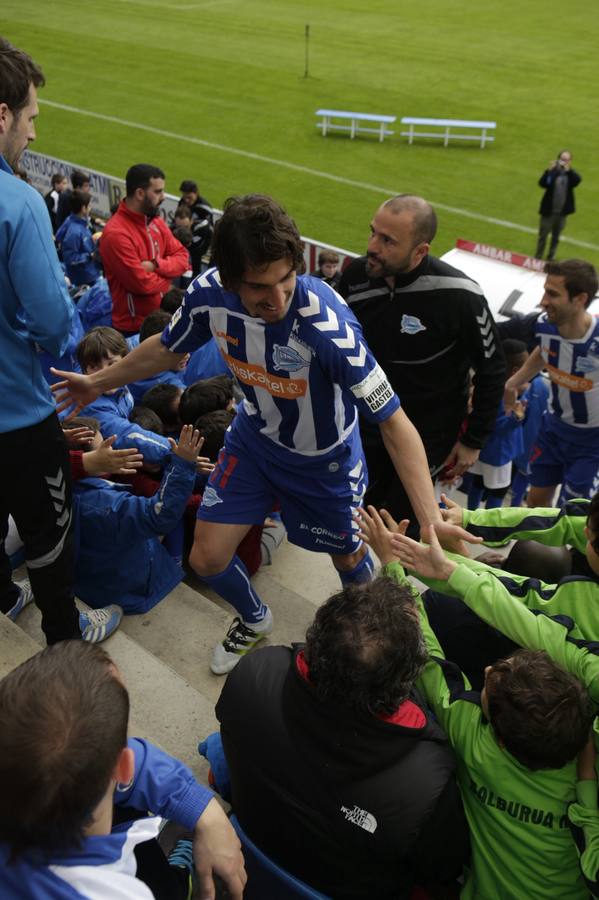 Los jugadores saludan y firman autógrafos a los niños