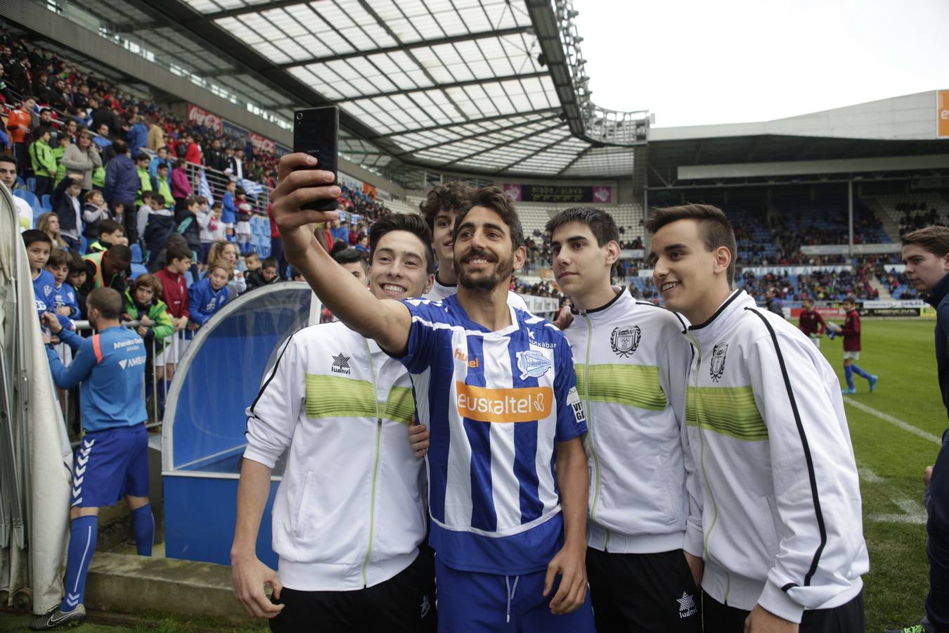 Los jugadores saludan y firman autógrafos a los niños