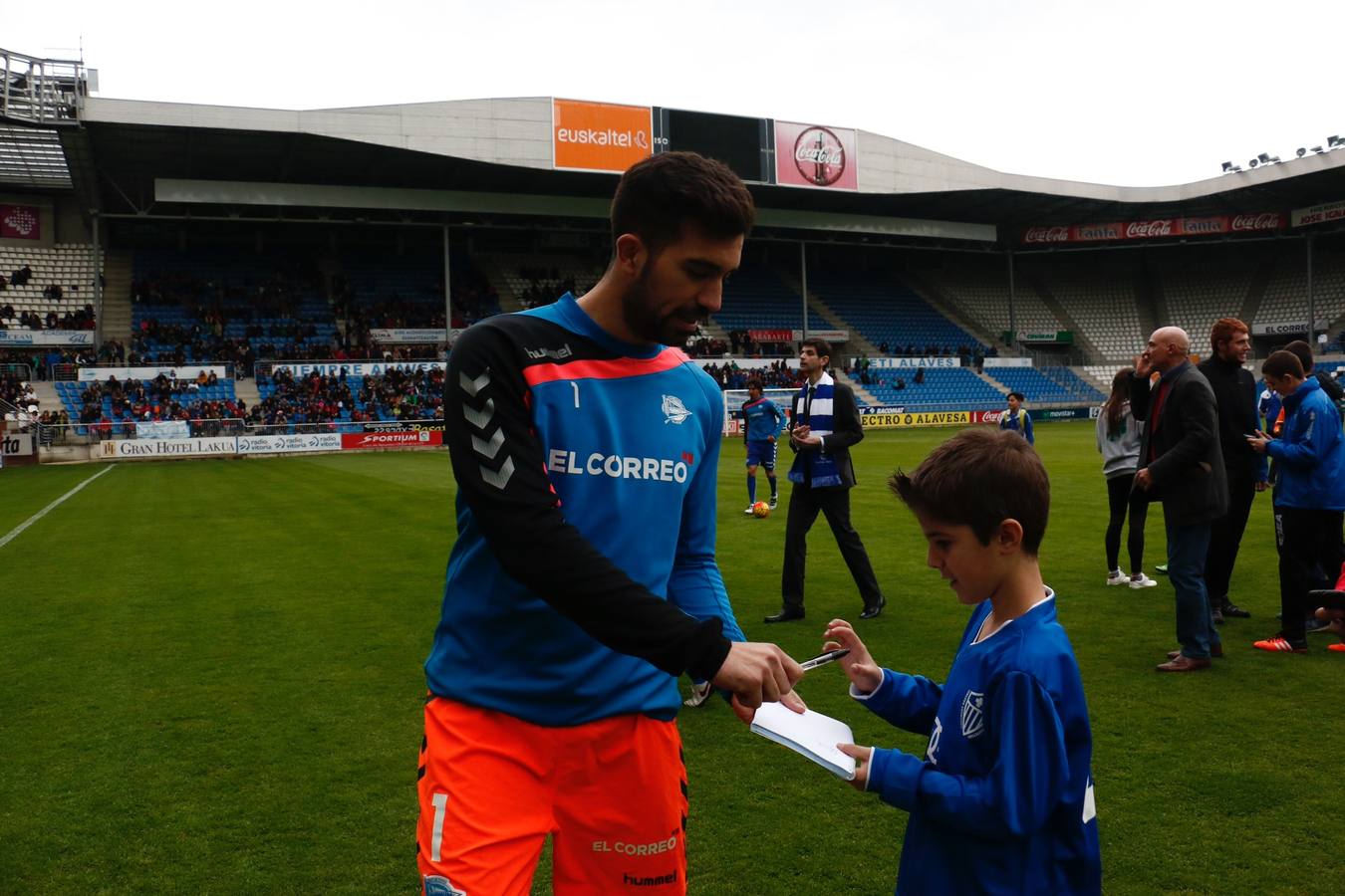 Los jugadores saludan y firman autógrafos a los niños