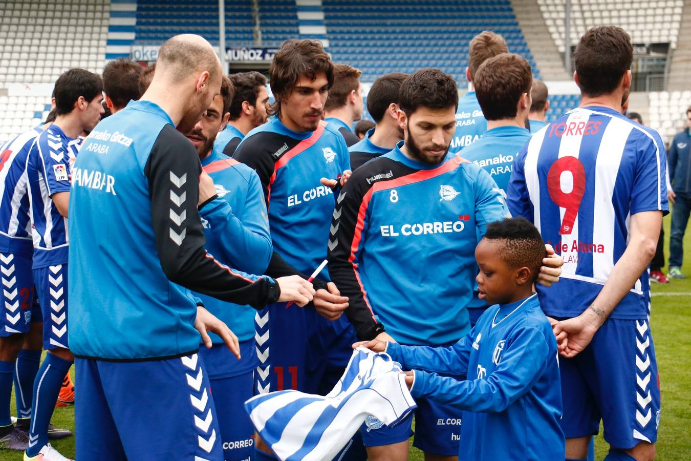 Los jugadores saludan y firman autógrafos a los niños