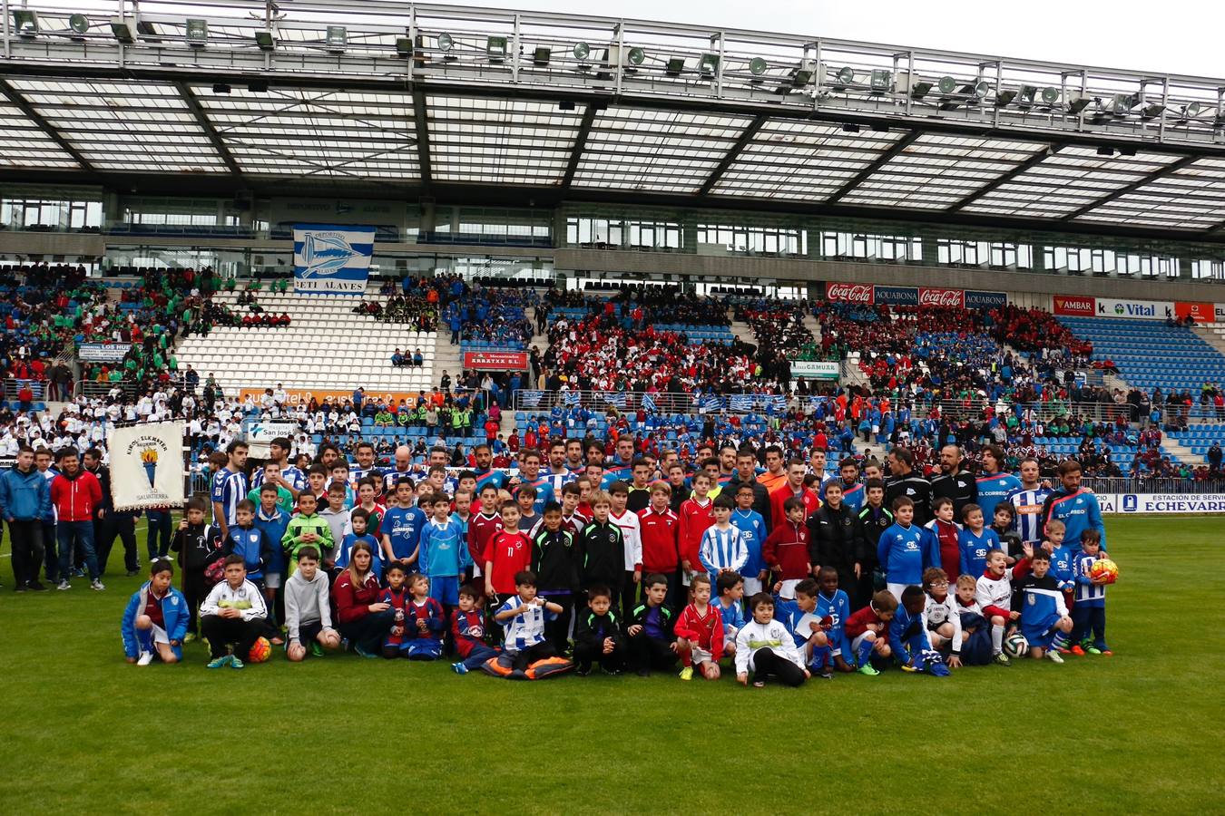 Los jugadores saludan y firman autógrafos a los niños