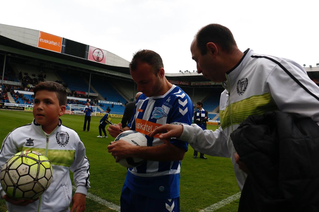 Los jugadores saludan y firman autógrafos a los niños