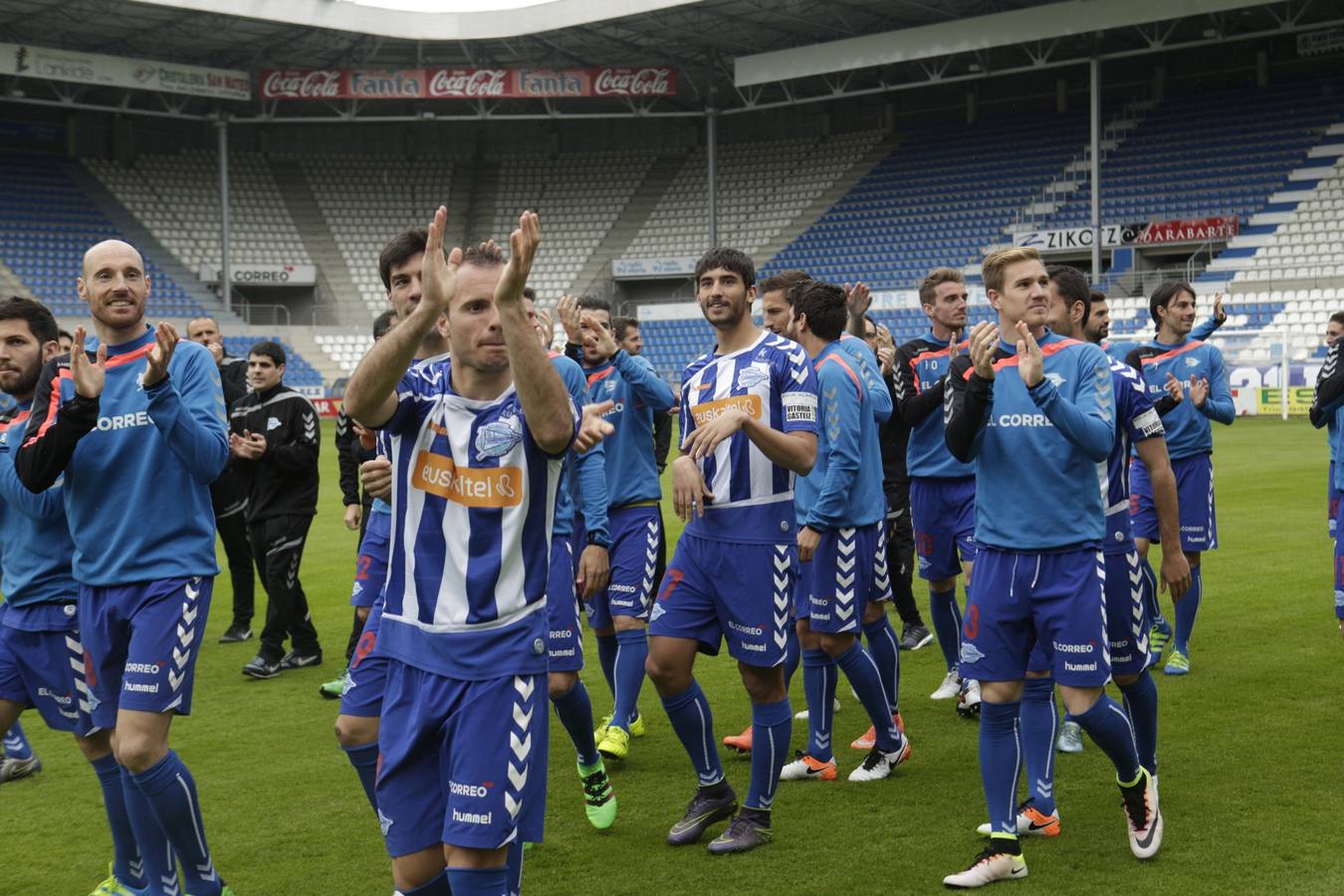 Los jugadores del Álaves posan para la foto de El Correo