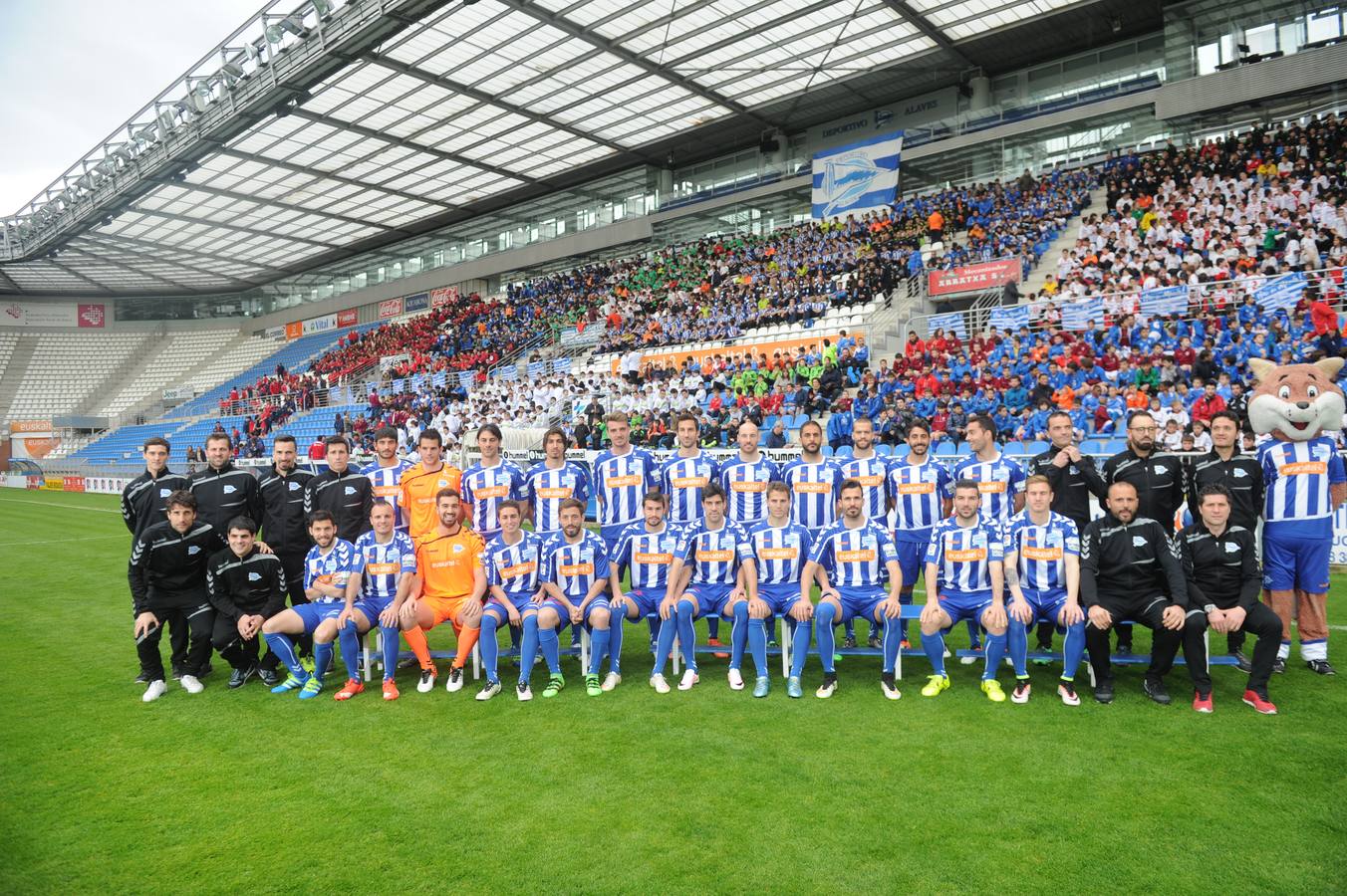 Los jugadores del Álaves posan para la foto de El Correo