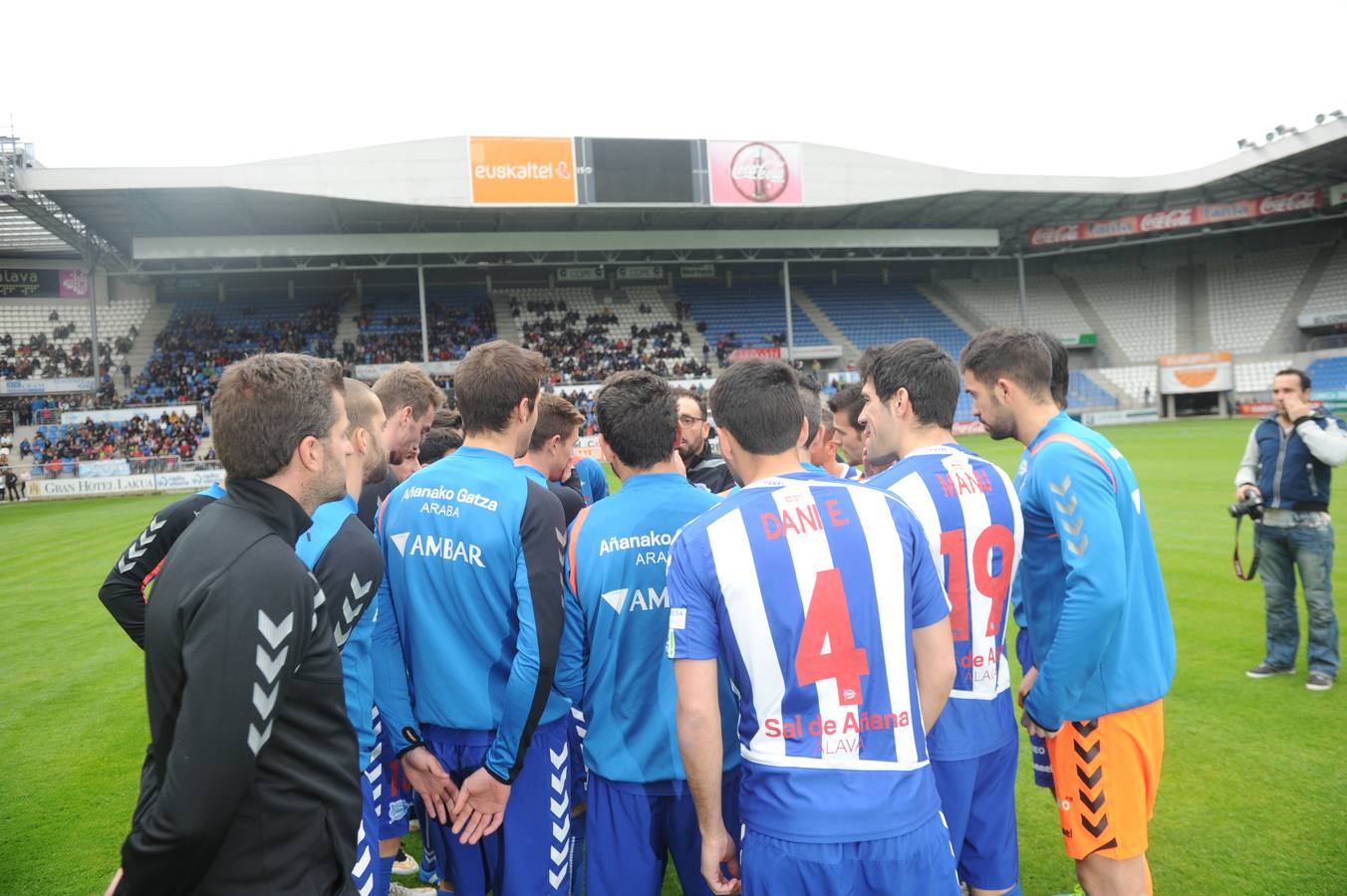 Los jugadores del Álaves posan para la foto de El Correo