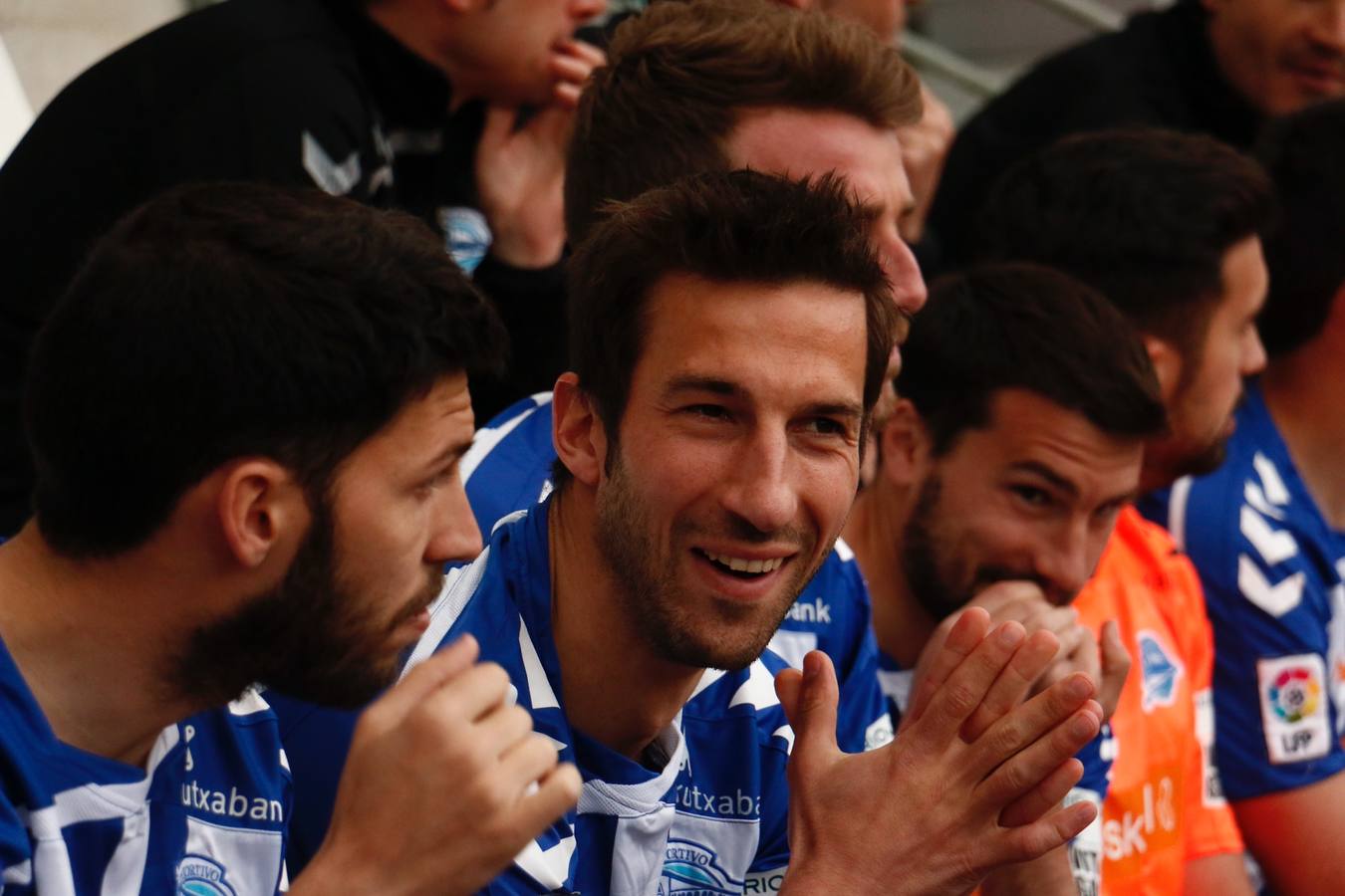 Los jugadores del Álaves posan para la foto de El Correo