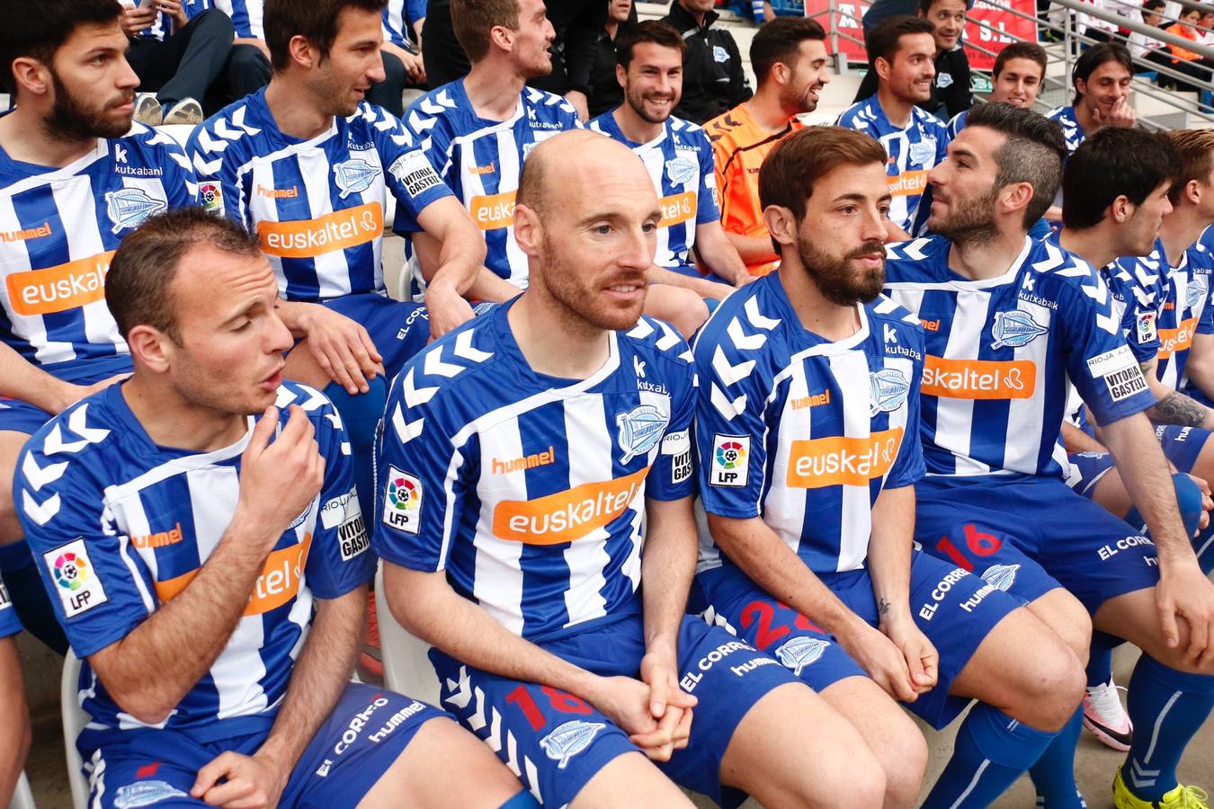 Los jugadores del Álaves posan para la foto de El Correo