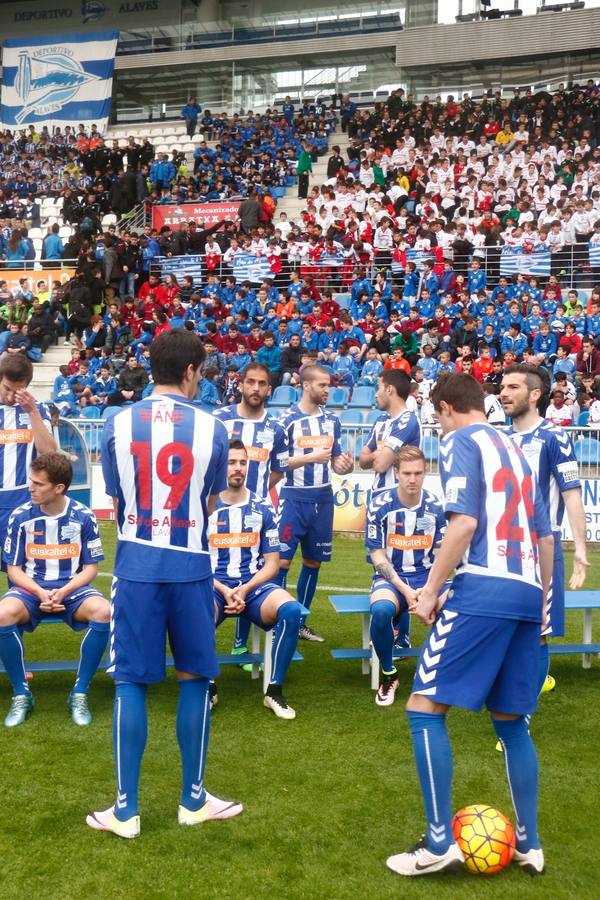 Los jugadores del Álaves posan para la foto de El Correo