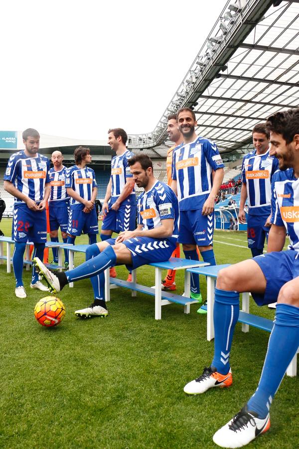 Los jugadores del Álaves posan para la foto de El Correo