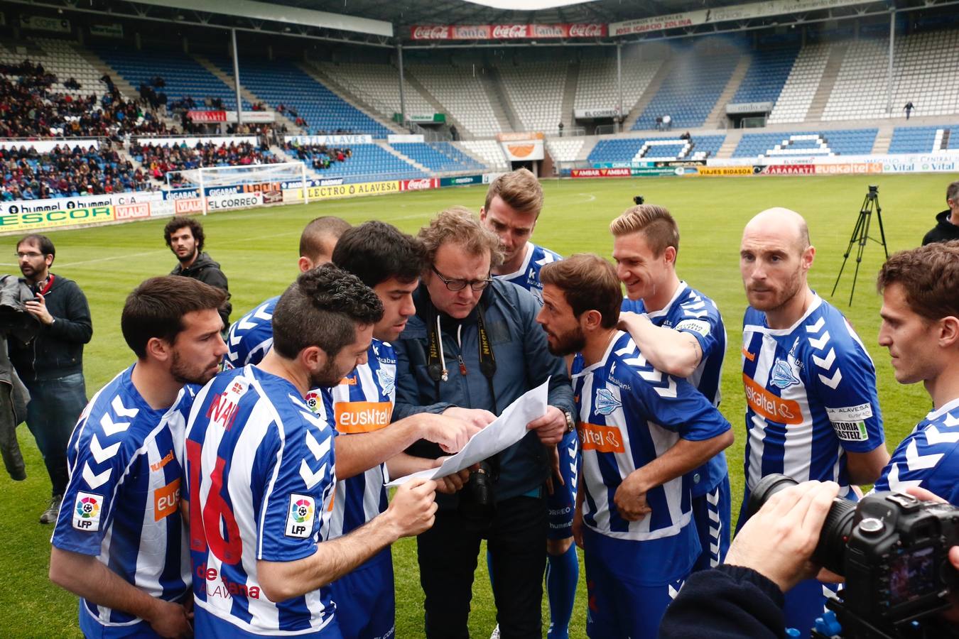 Los jugadores del Álaves posan para la foto de El Correo