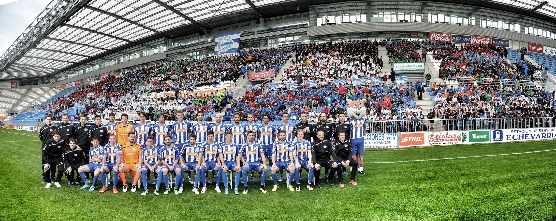 Los jugadores del Álaves posan para la foto de El Correo