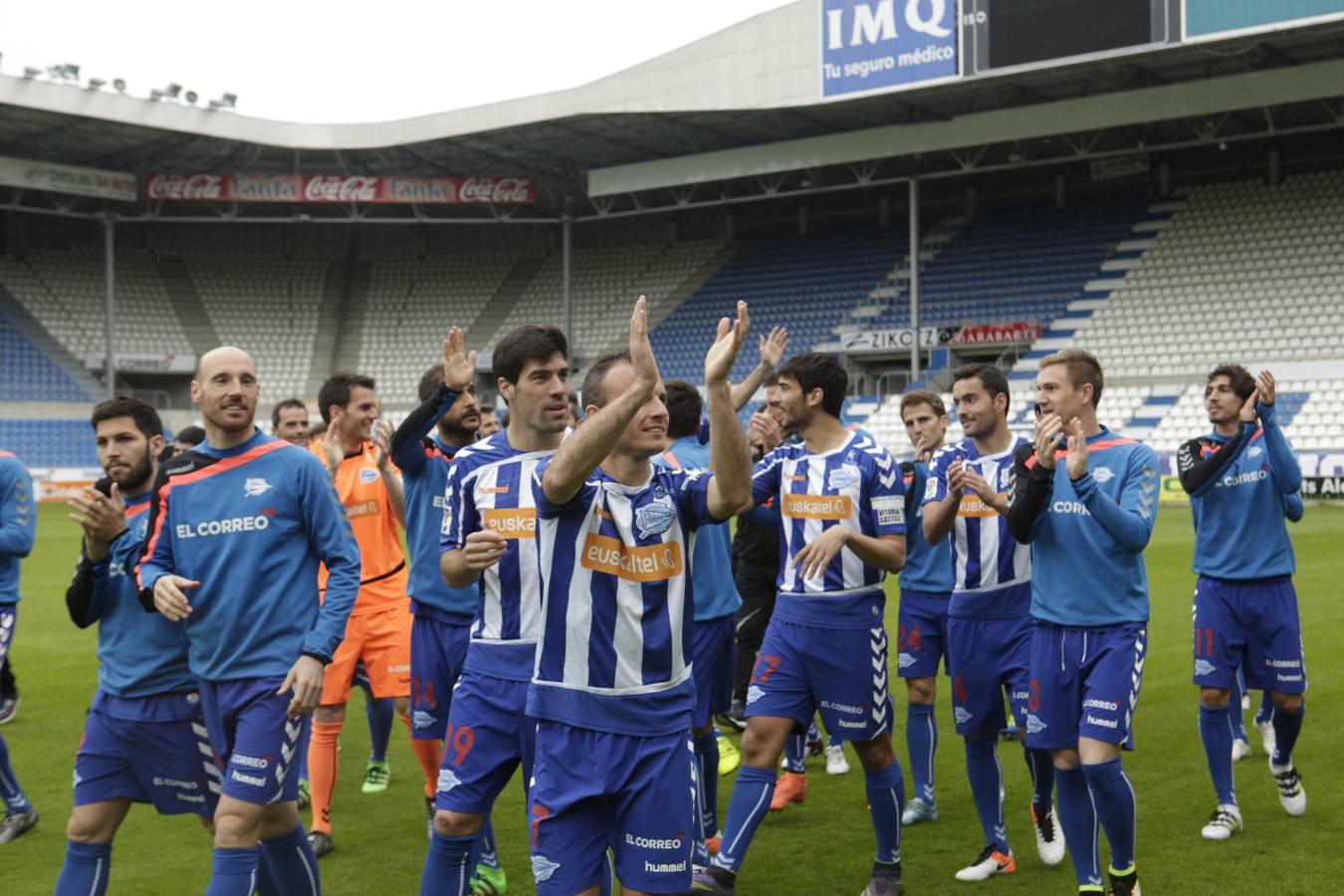 Los jugadores del Álaves posan para la foto de El Correo