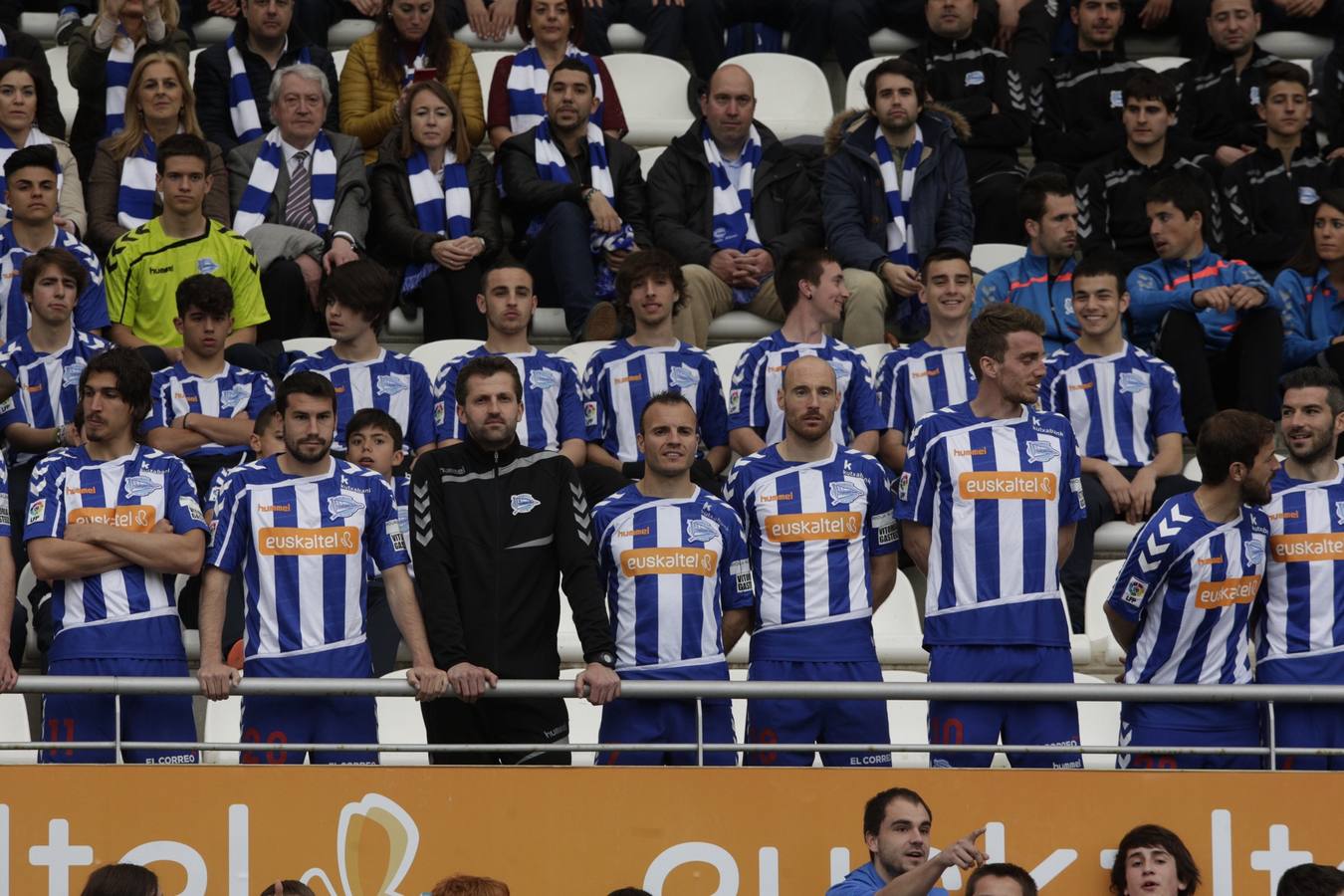 Los jugadores del Álaves posan para la foto de El Correo