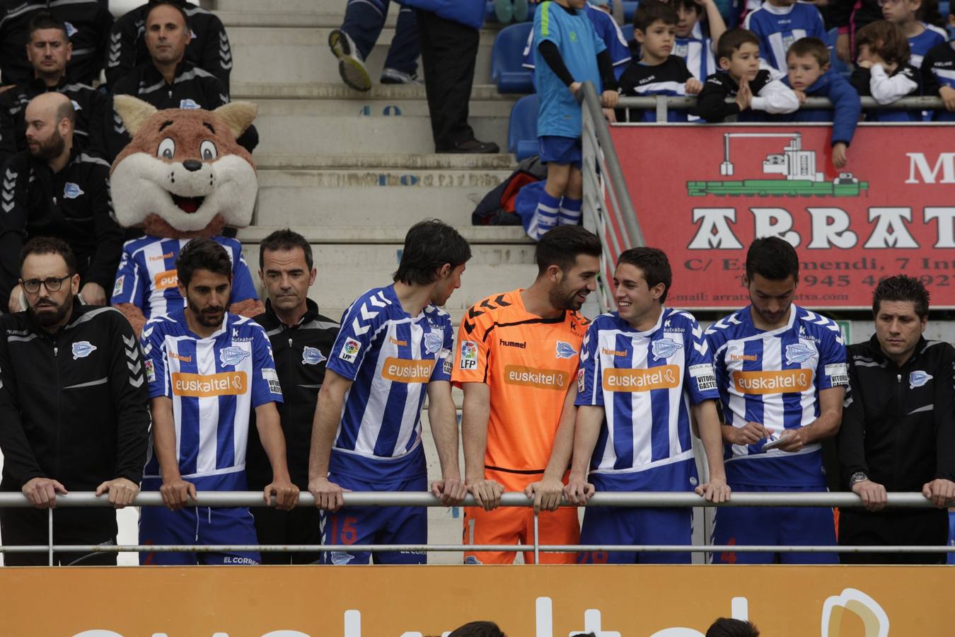 Los jugadores del Álaves posan para la foto de El Correo