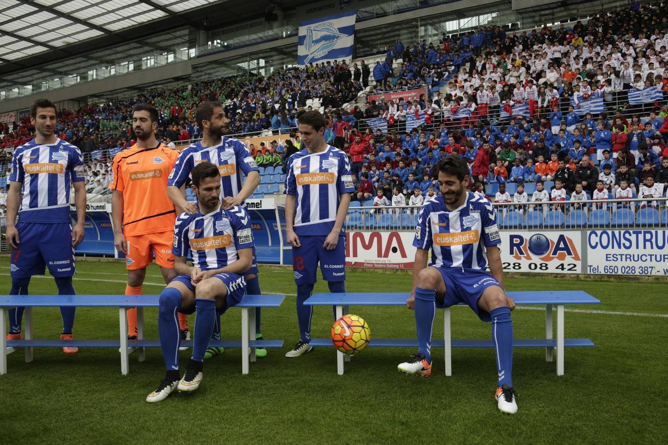 Los jugadores del Álaves posan para la foto de El Correo