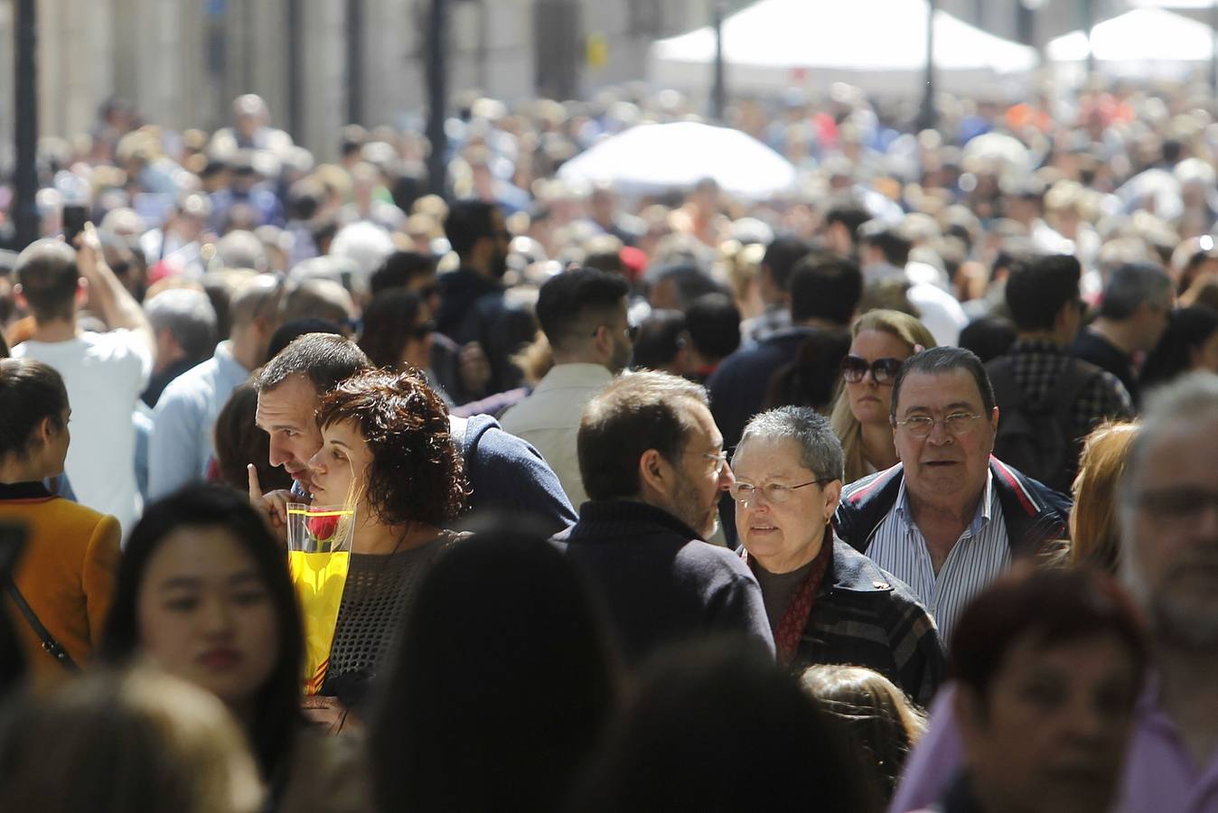 Cataluña celebra la tradicional fiesta de Sant Jordi