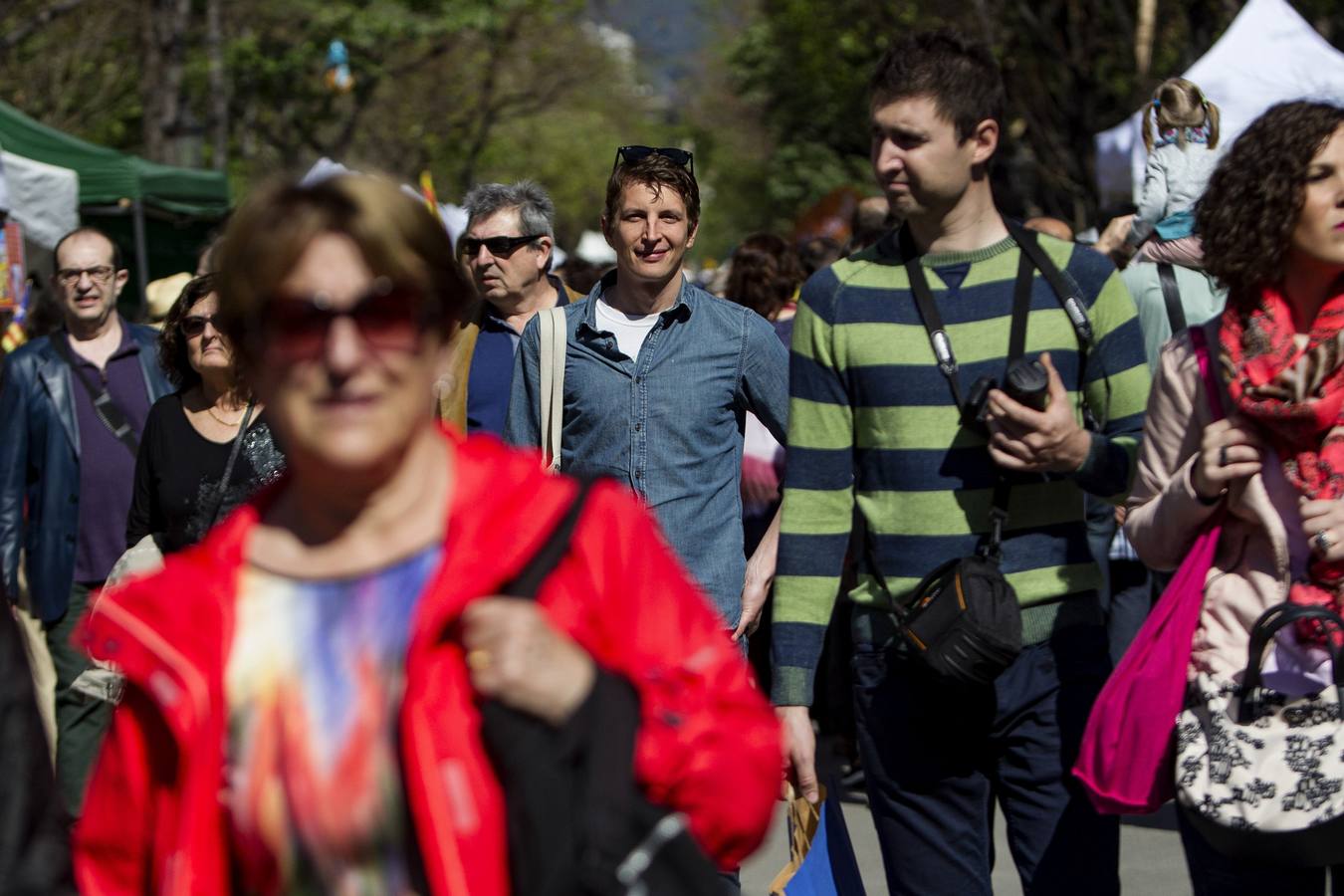 Cataluña celebra la tradicional fiesta de Sant Jordi