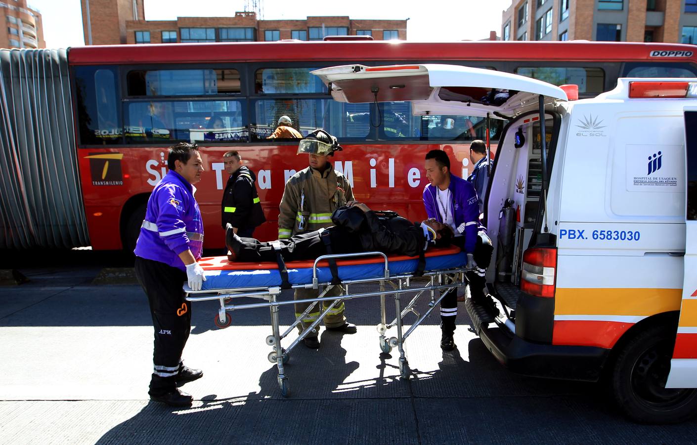 Al menos 85 personas resultan heridas tras el choque de tres autobuses en Bogotá