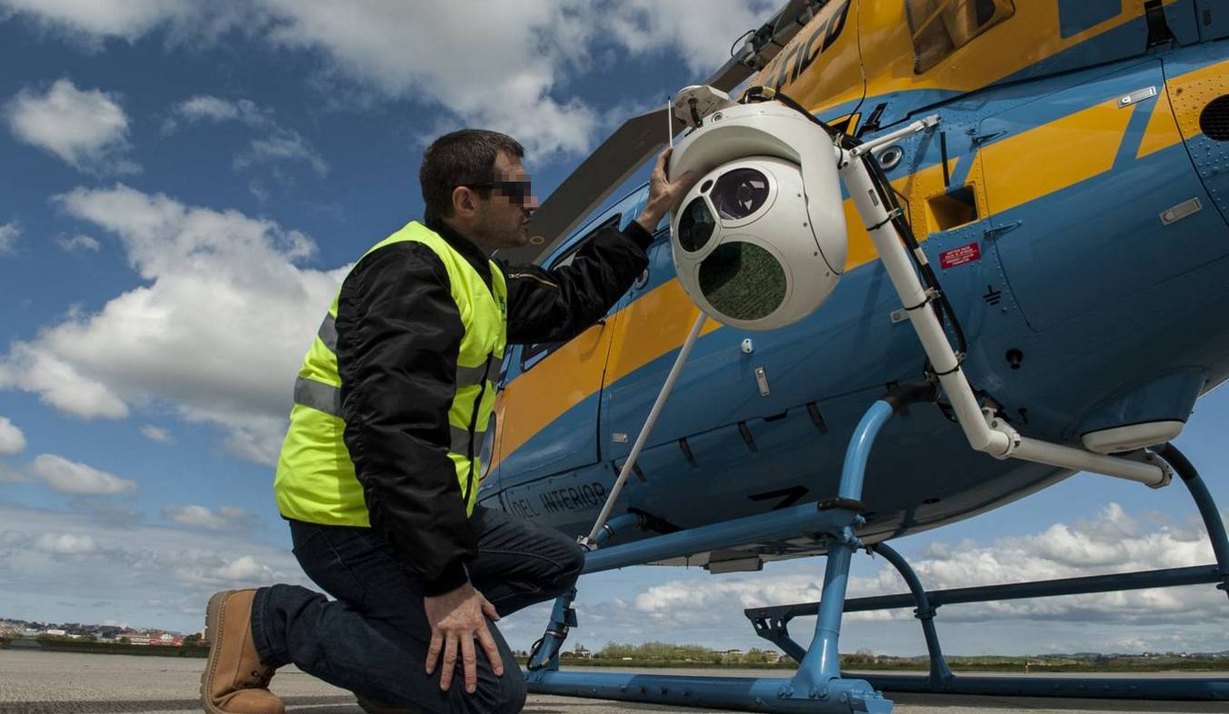 El helicóptero Pegasus de la DGT peina los 12 kilómetros que separan Castro de la muga con Bizkaia