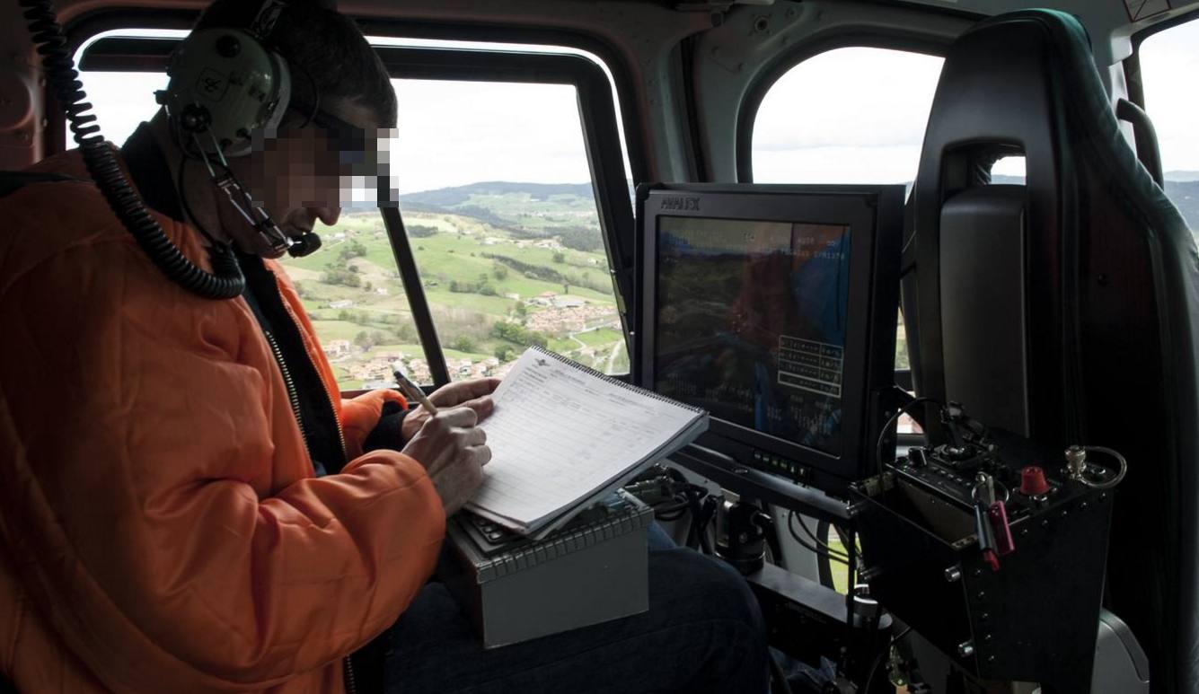 El helicóptero Pegasus de la DGT peina los 12 kilómetros que separan Castro de la muga con Bizkaia