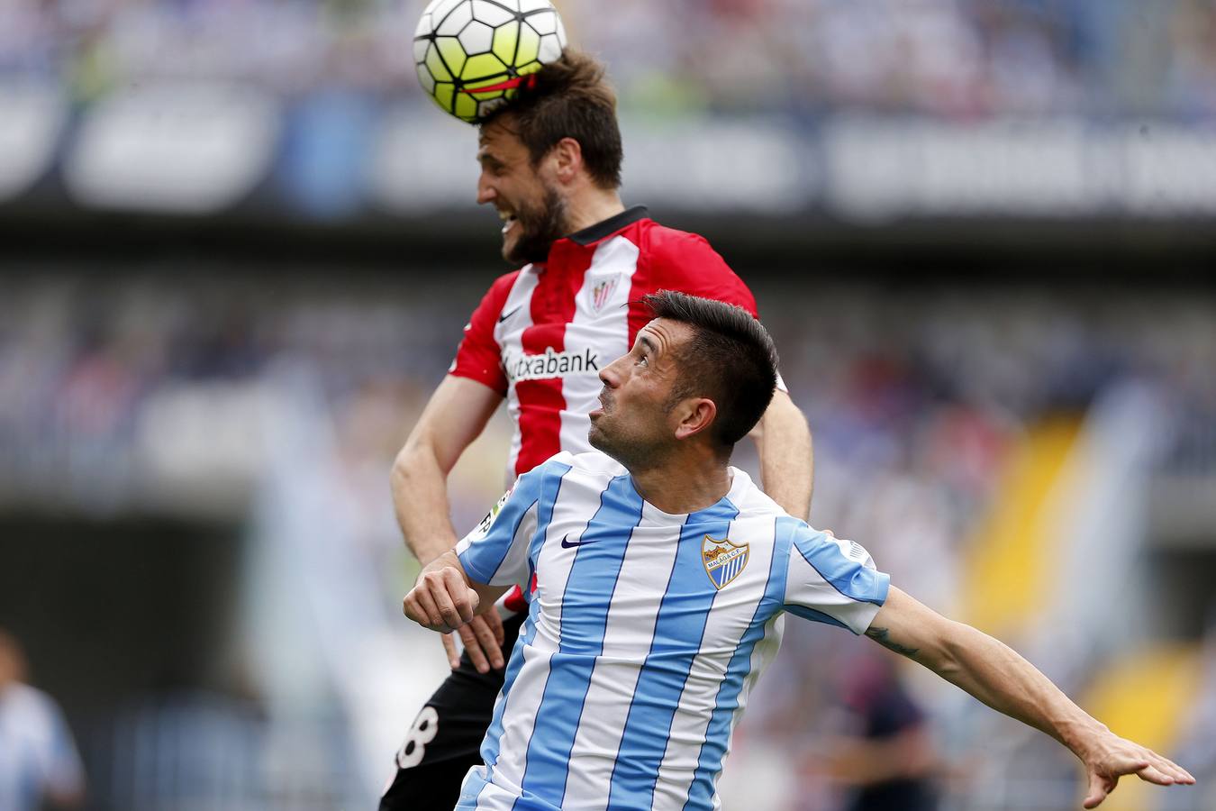 El jugador del Málaga Charles Dias observa el cabezazo de Carlos Gurpegui, durante el partido de Liga del 17 de abril de 2016