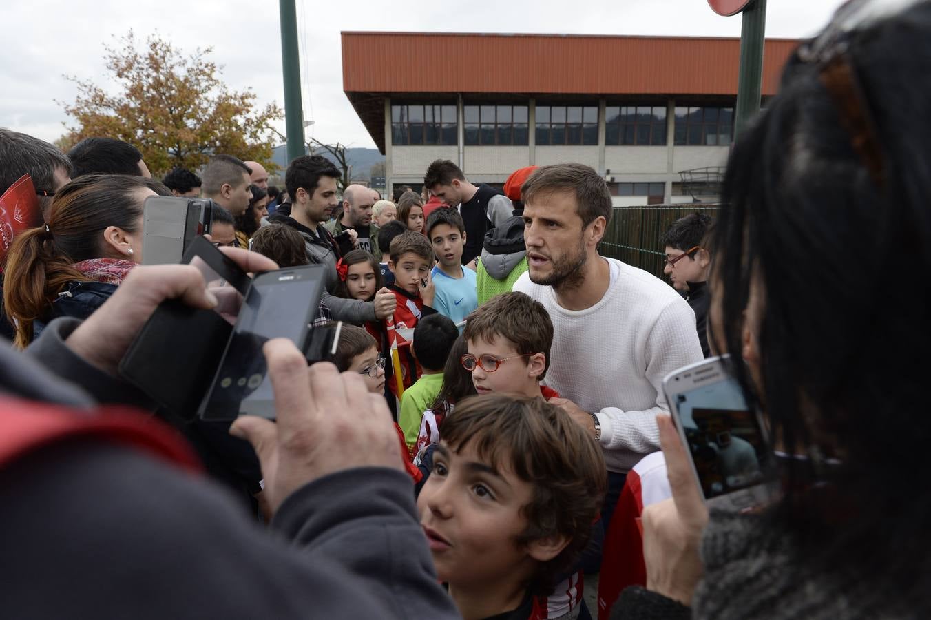 Gurpegui se saca una foto con un niño en diciembre de 2015.