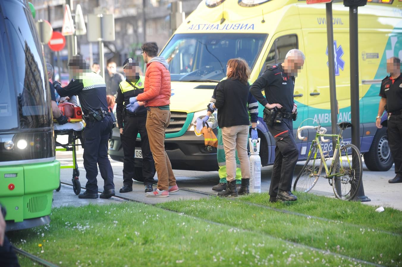 El tranvía arrolla a un ciclista en Vitoria