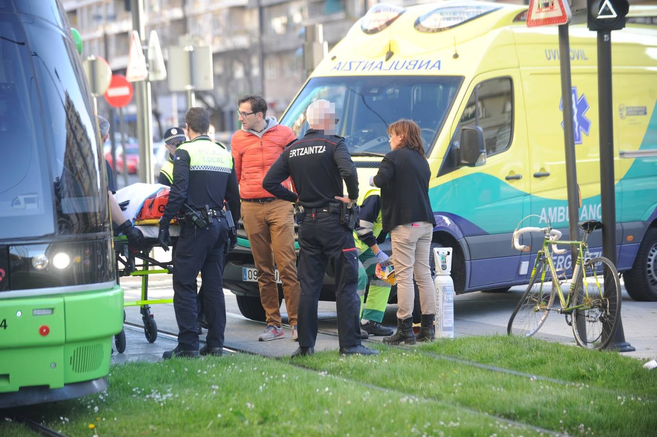 El tranvía arrolla a un ciclista en Vitoria