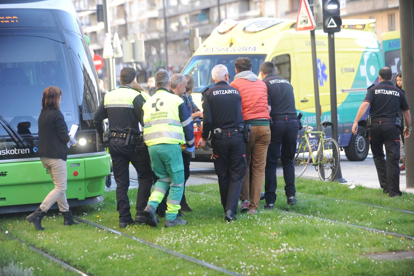 El tranvía arrolla a un ciclista en Vitoria