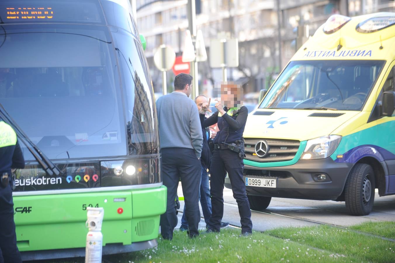 El tranvía arrolla a un ciclista en Vitoria
