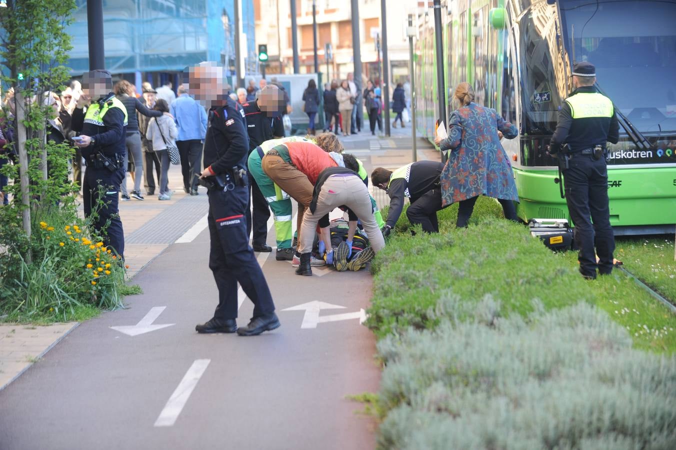 El tranvía arrolla a un ciclista en Vitoria
