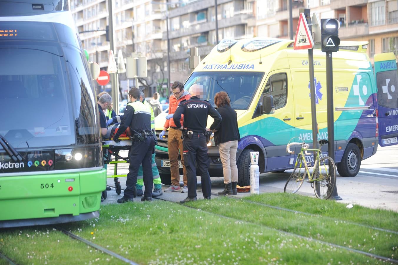 El tranvía arrolla a un ciclista en Vitoria