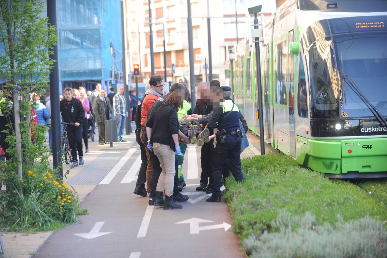 El tranvía arrolla a un ciclista en Vitoria