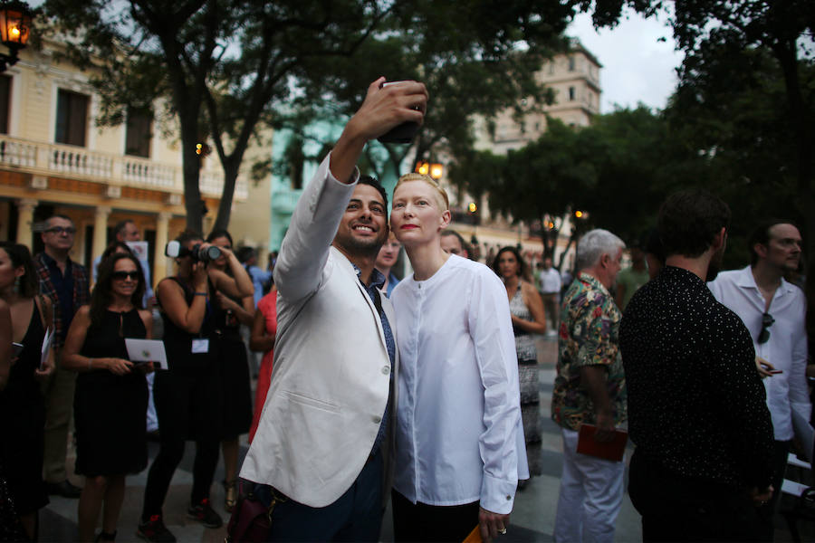 La actriz Tilda Swinton se hace una foto con un joven antes del desfile.