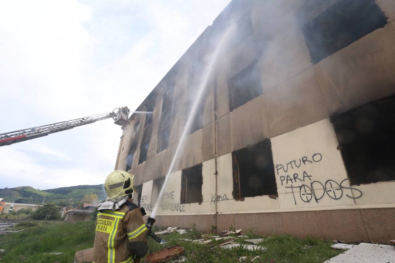 Espectacular incendio en la fábrica abandonada Babcock