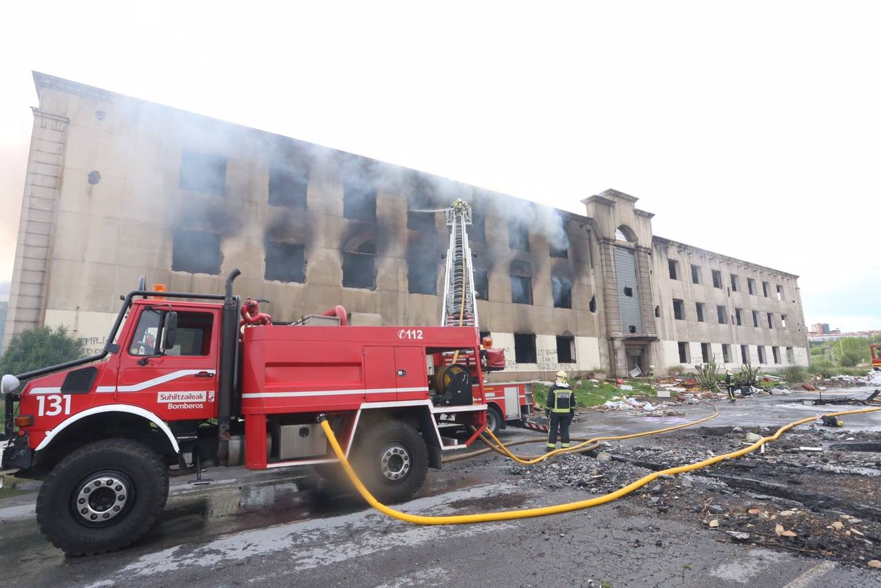 Espectacular incendio en la fábrica abandonada Babcock