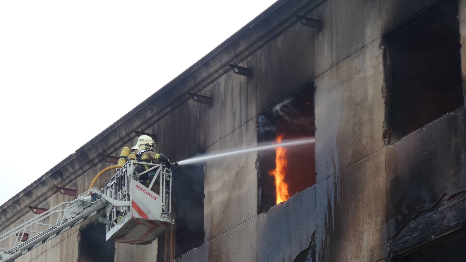 Espectacular incendio en la fábrica abandonada Babcock