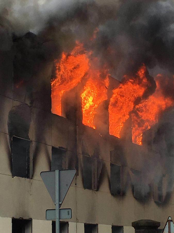 Espectacular incendio en la fábrica abandonada Babcock